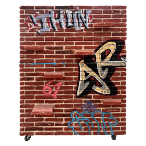 Backstein Wand mit Grafitti 1